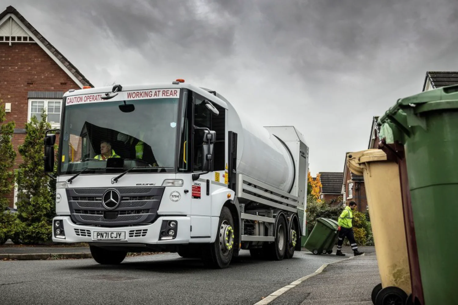 Bolton-Council-opts-for-a-'body-double'-with-its-19-new-Mercedes-Benz-Econics-gallery-01