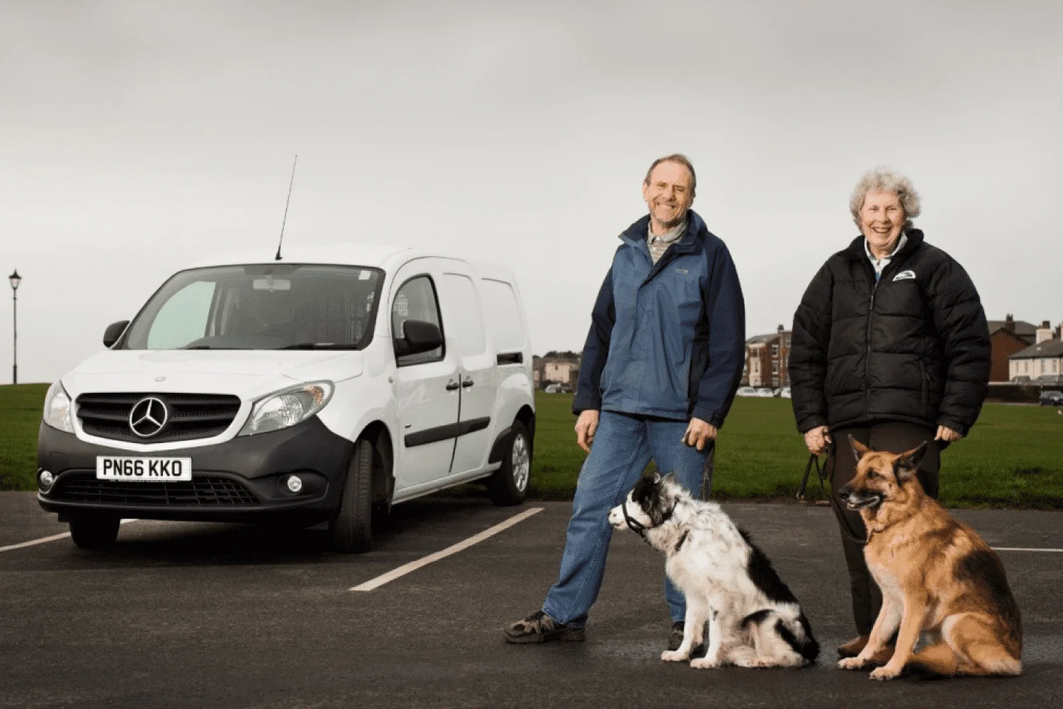 Dog-lovers-play-the-Extra-long-game-with-Mercedes-Benz-Citan-gallery-02