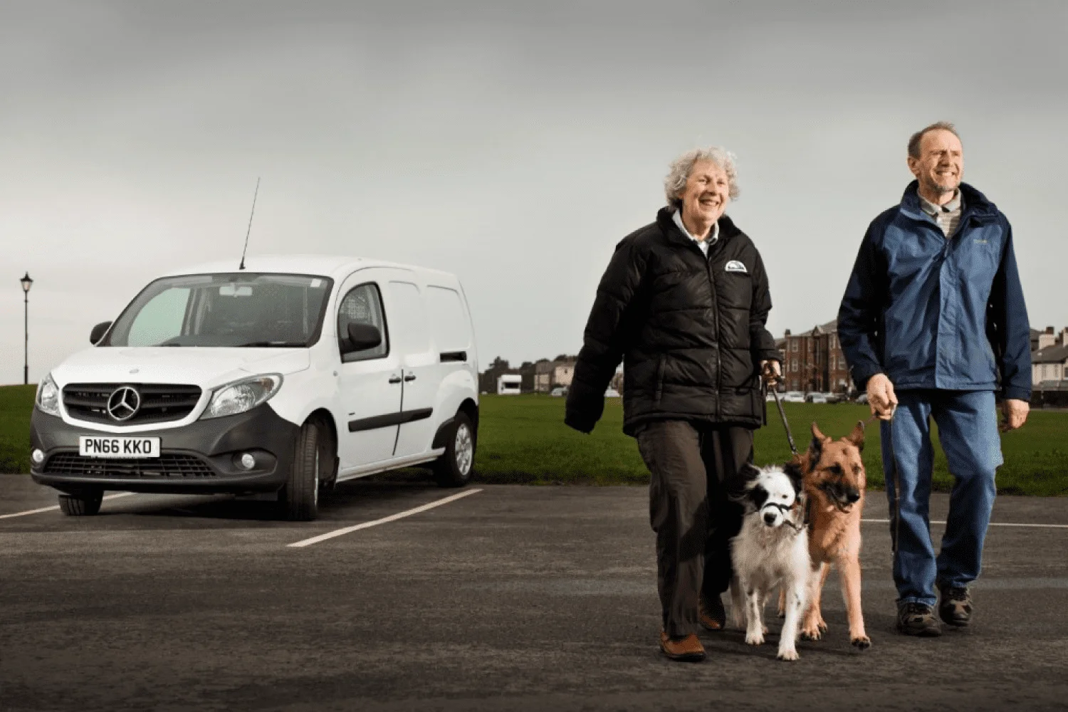 Dog-lovers-play-the-Extra-long-game-with-Mercedes-Benz-Citan-gallery-01